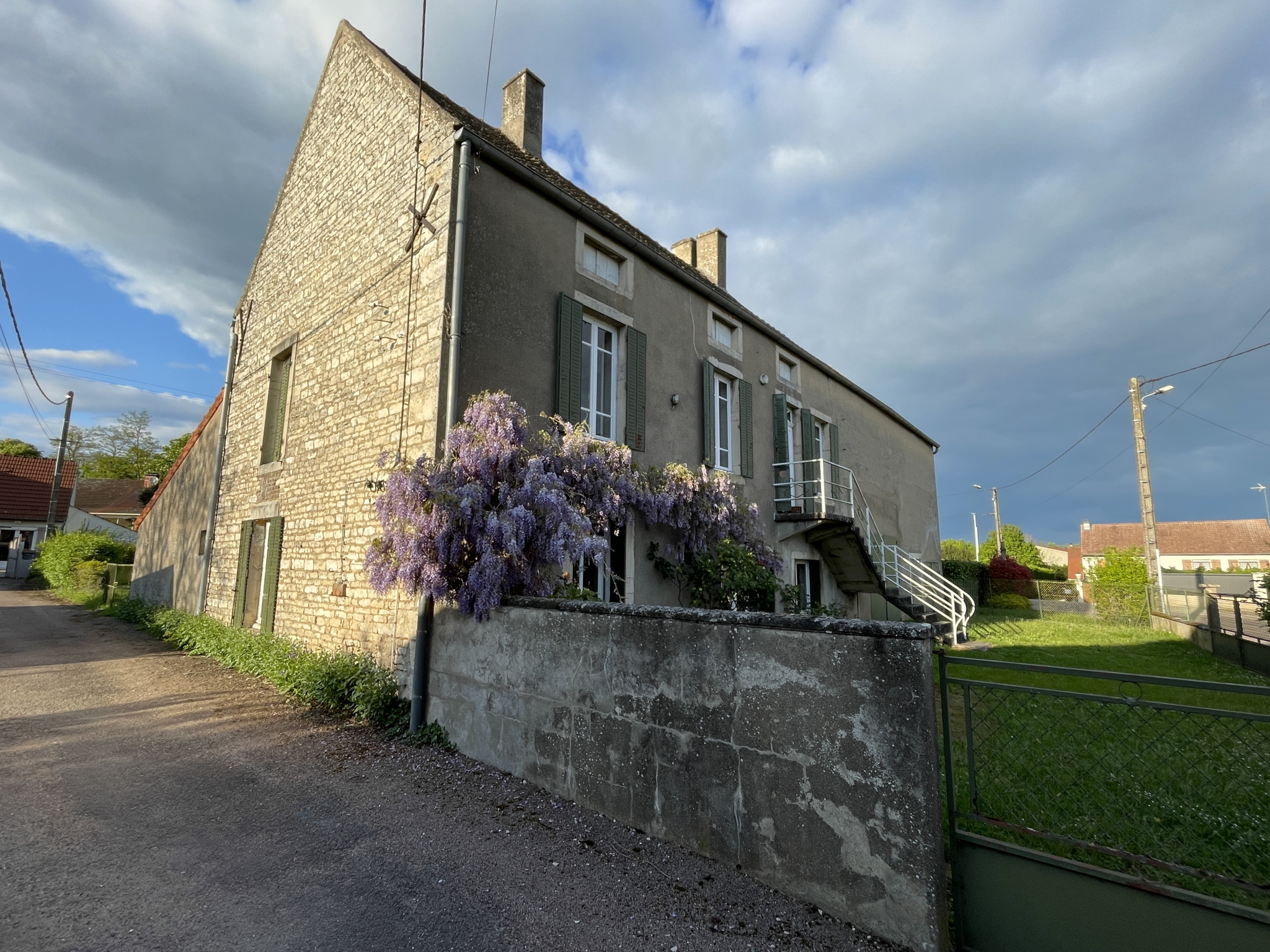 A VENDRE MAISON ANCIENNE A RENOVER A CISSEY 