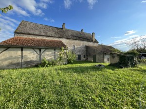 A VENDRE MAISON ANCIENNE A RENOVER A CISSEY 