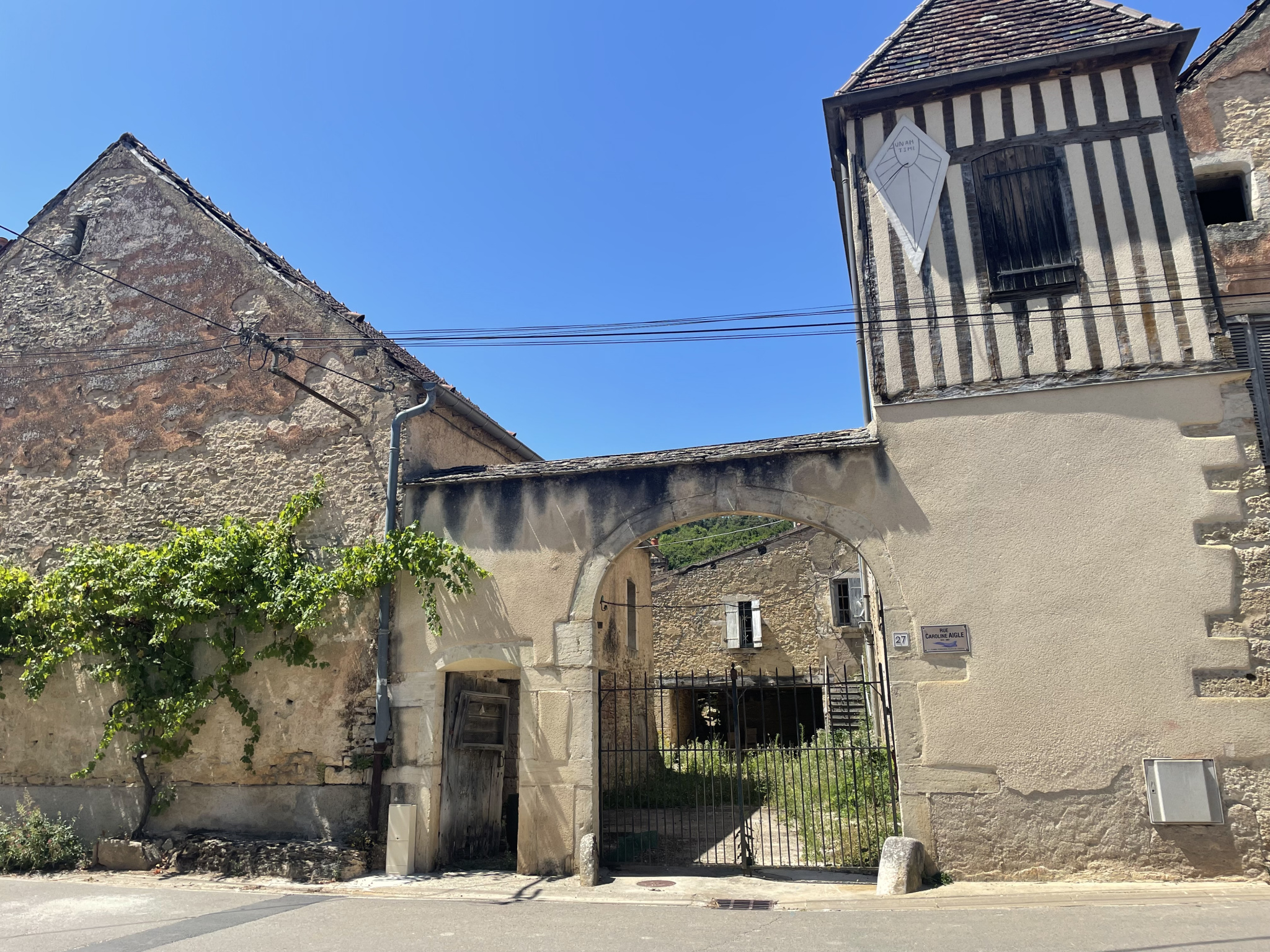  A VENDRE Maison et dépendances  en pierre à rénover à CHAMB