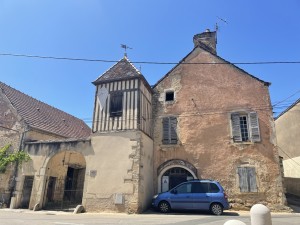  A VENDRE Maison et dépendances  en pierre à rénover à CHAMB