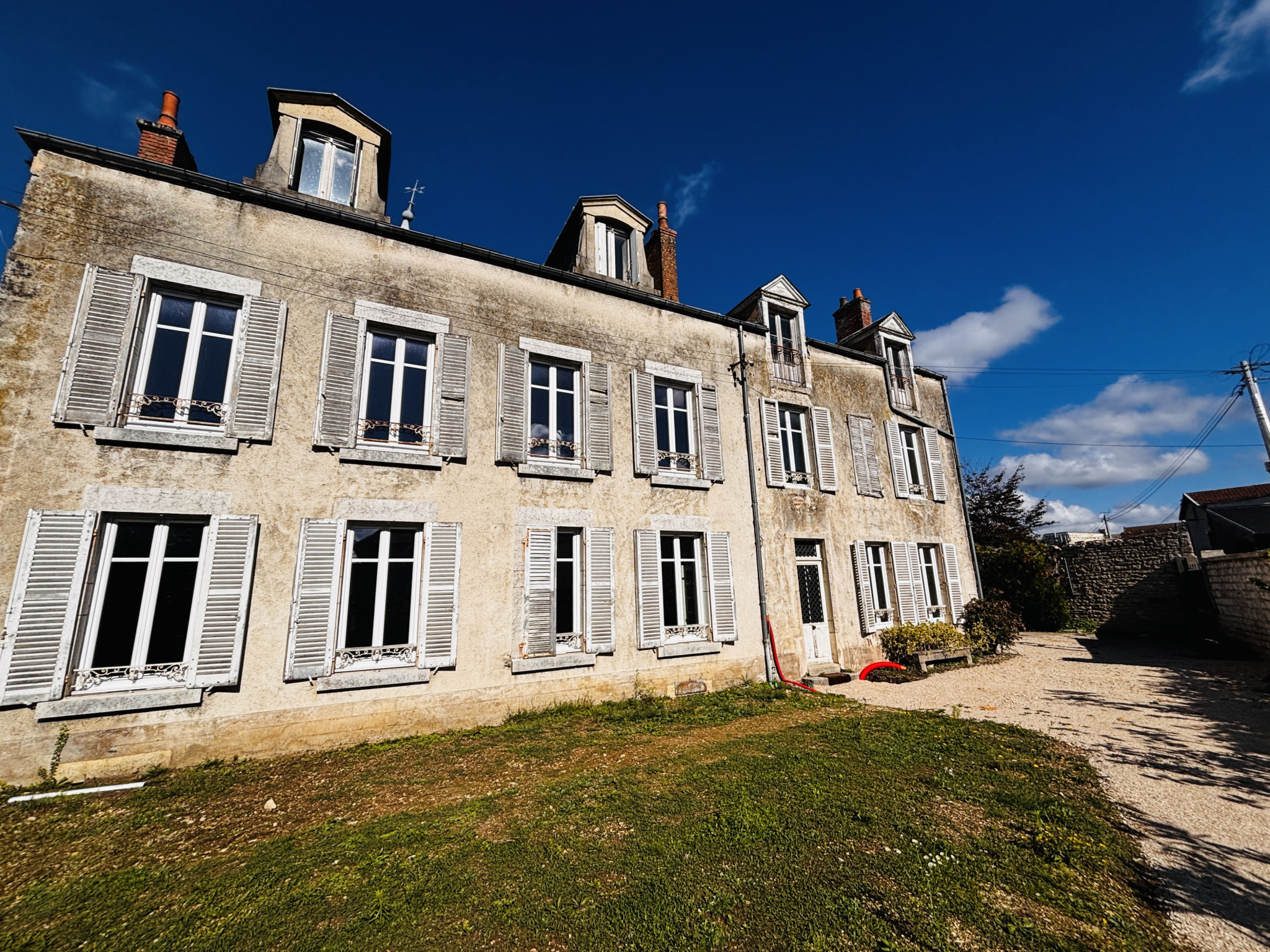 A VENDRE PLATEAU 56M2 A RENOVER  NUITS ST GEORGES 