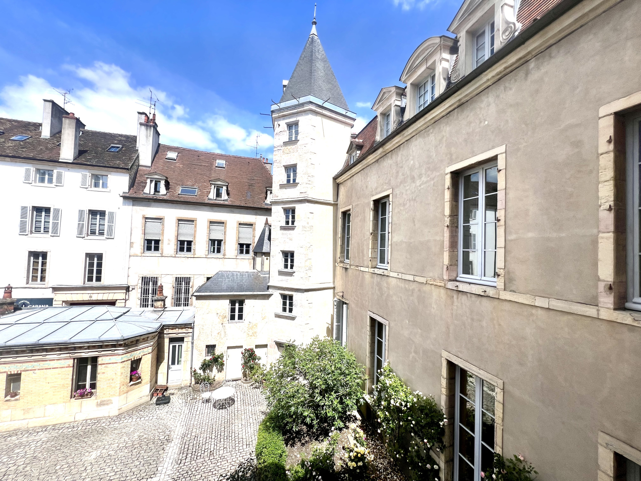 A VENDRE TYPE 6 AU COEUR DE DIJON.
