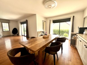 A VENDRE CHARMANTE MAISON DE 220M2 AVEC PISCINE À FONTAINE-L
