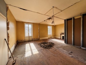 A VENDRE PLATEAU 56M2 A RENOVER  NUITS ST GEORGES