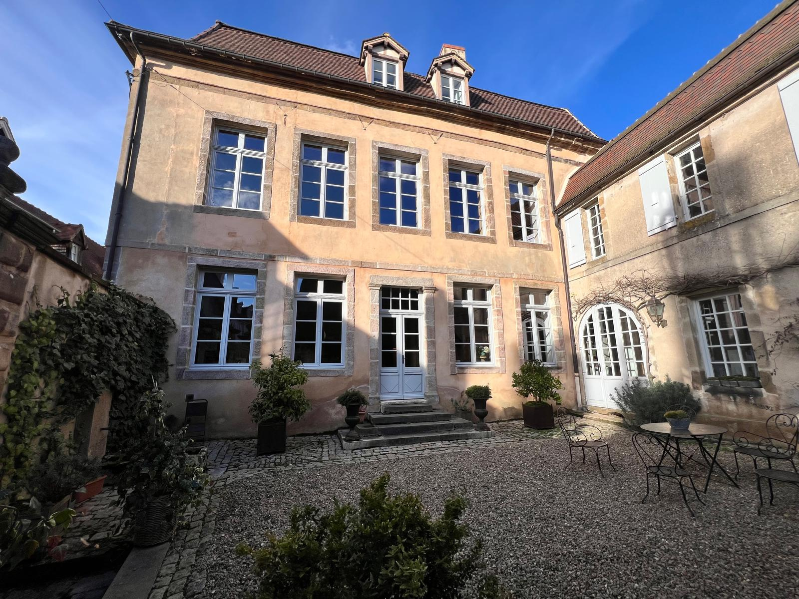 A VENDRE MAISON DE PRESTIGE CENTRE VILLE HISTORIQUE D'AUTUN.