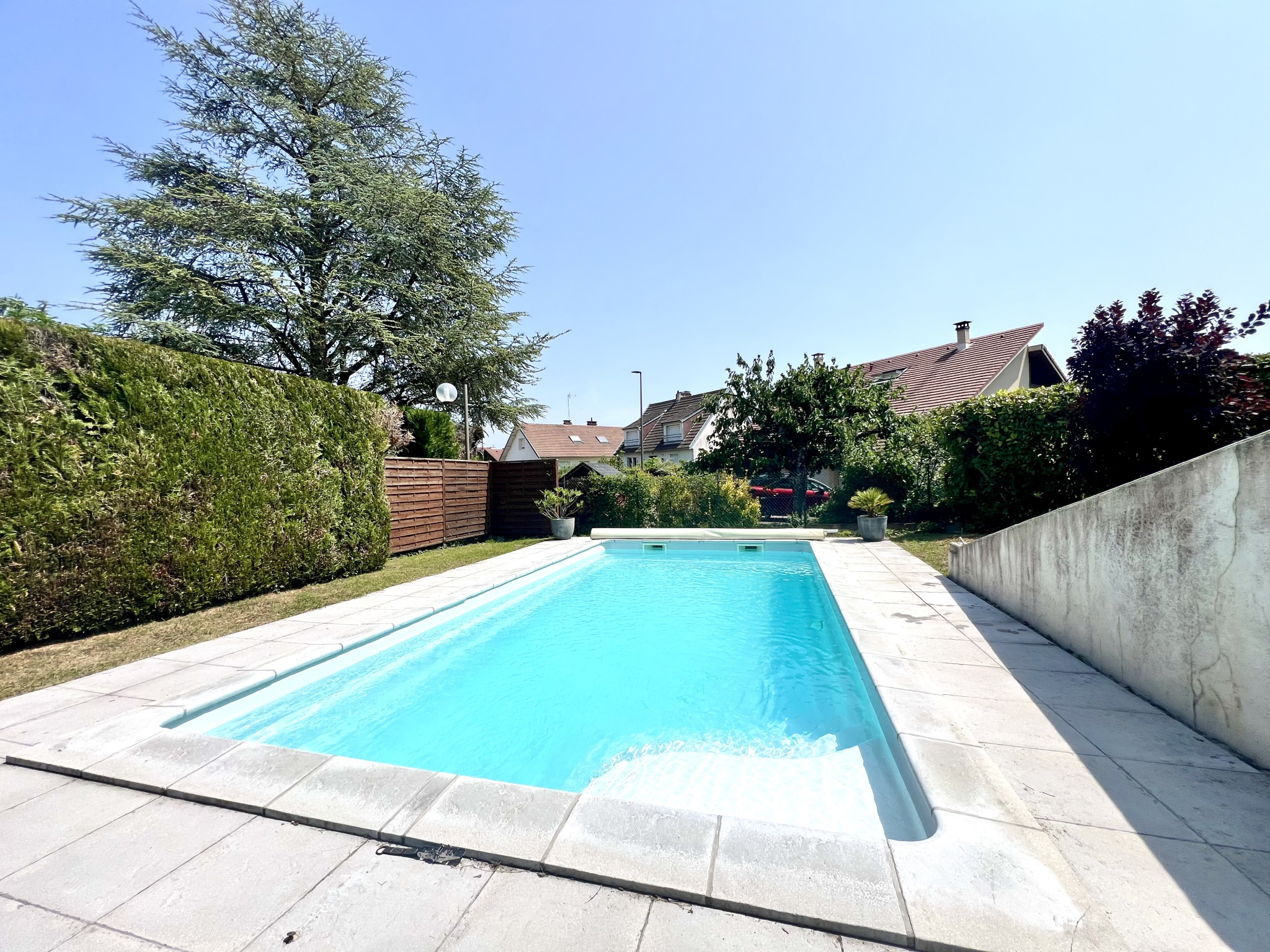 A VENDRE CHARMANTE MAISON DE 220M2 AVEC PISCINE À FONTAINE-L
