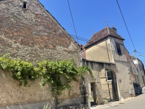  A VENDRE Maison et dépendances  en pierre à rénover à CHAMB