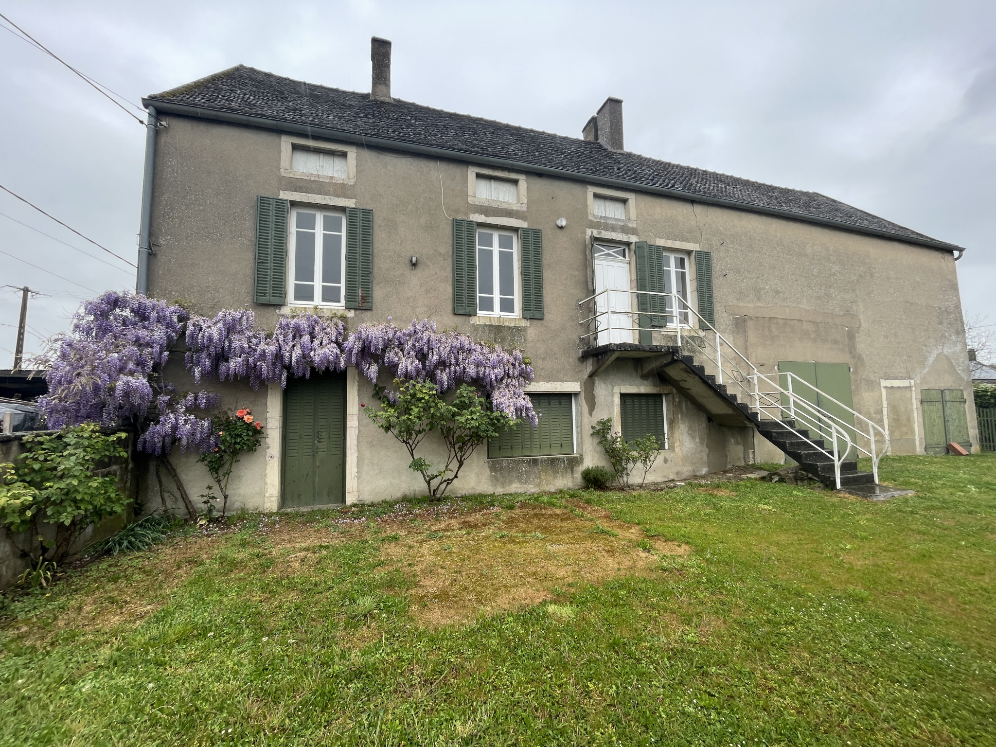 A VENDRE APPARTEMENT  A RENOVER AVEC JARDIN  A CISSEY 10MN B