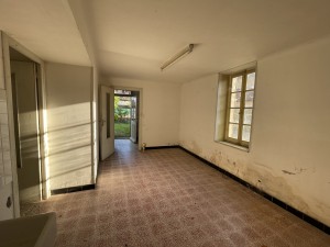A VENDRE APPARTEMENT  A RENOVER AVEC JARDIN  A CISSEY 10MN B