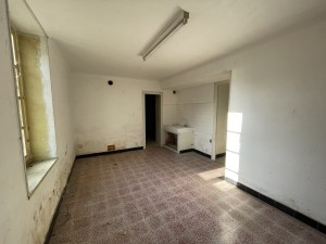 A VENDRE APPARTEMENT  A RENOVER AVEC JARDIN  A CISSEY 10MN B