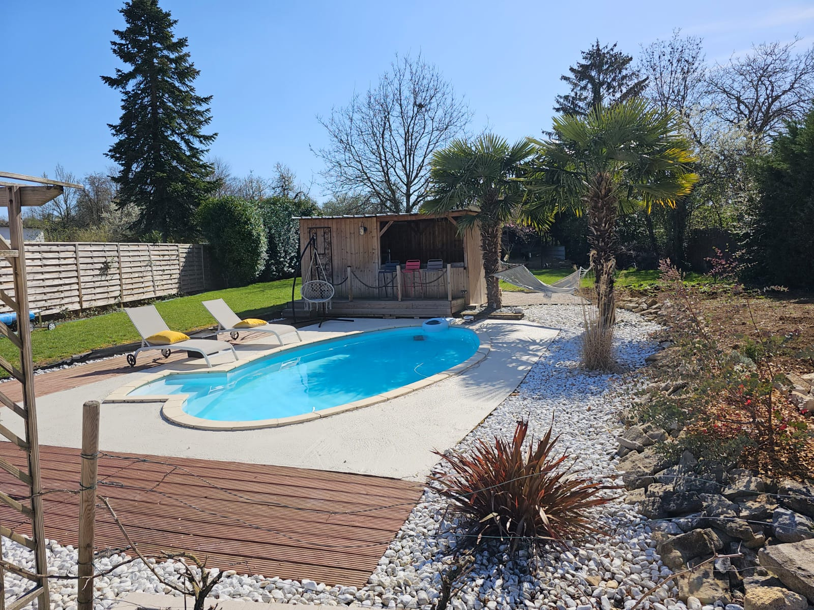 A VENDRE à ETEVAUX 25MN DIJON EST, propriété comprenant anc