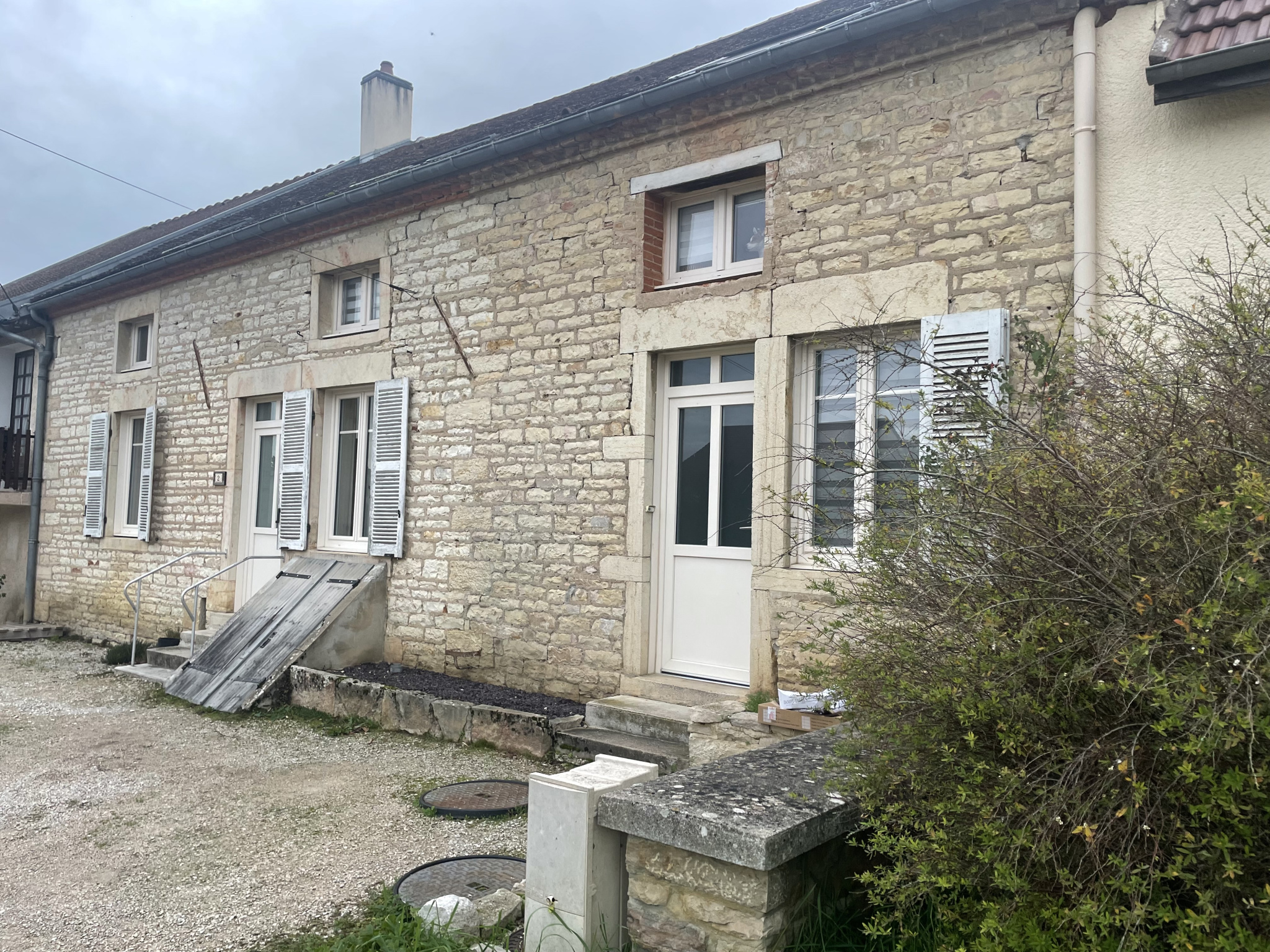 A VENDRE à VILLEBICHOT belle maison de village sur deux nive