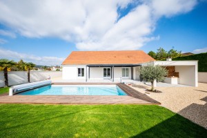 A VENDRE LUMINEUSE MAISON DE TYPE 8 AVEC PISCINE MOREY SAINT