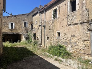 A VENDRE Maison et dépendances en pierre à rénover à CHAMB