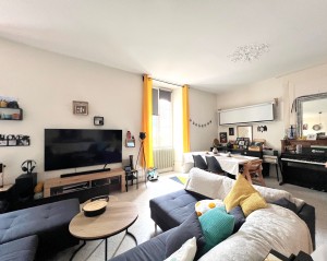 A VENDRE AUXONNE LOCAL COMMERCIAL AVEC APPARTEMENT