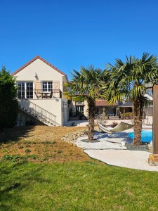 A VENDRE à ETEVAUX 25MN DIJON EST, propriété comprenant anc