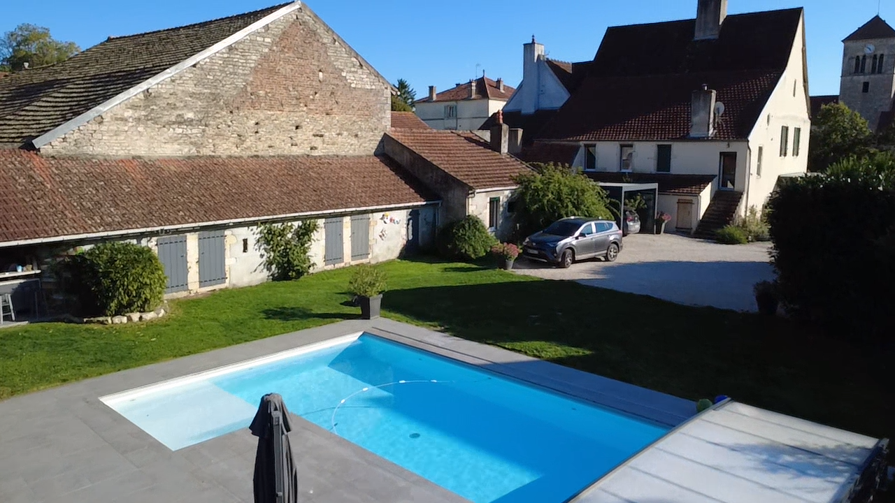 A VENDRE - BELLE PROPRIÉTÉ ANCIENNE 10 PIÈCES - 5 MIN NUITS-