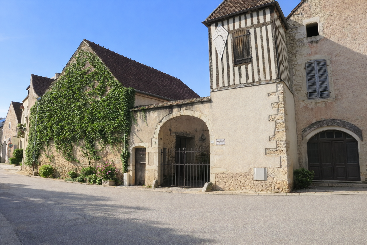  A VENDRE Maison et dépendances  en pierre à rénover à CHAMB