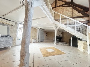 A VENDRE à ETEVAUX 25MN DIJON EST, propriété comprenant anc