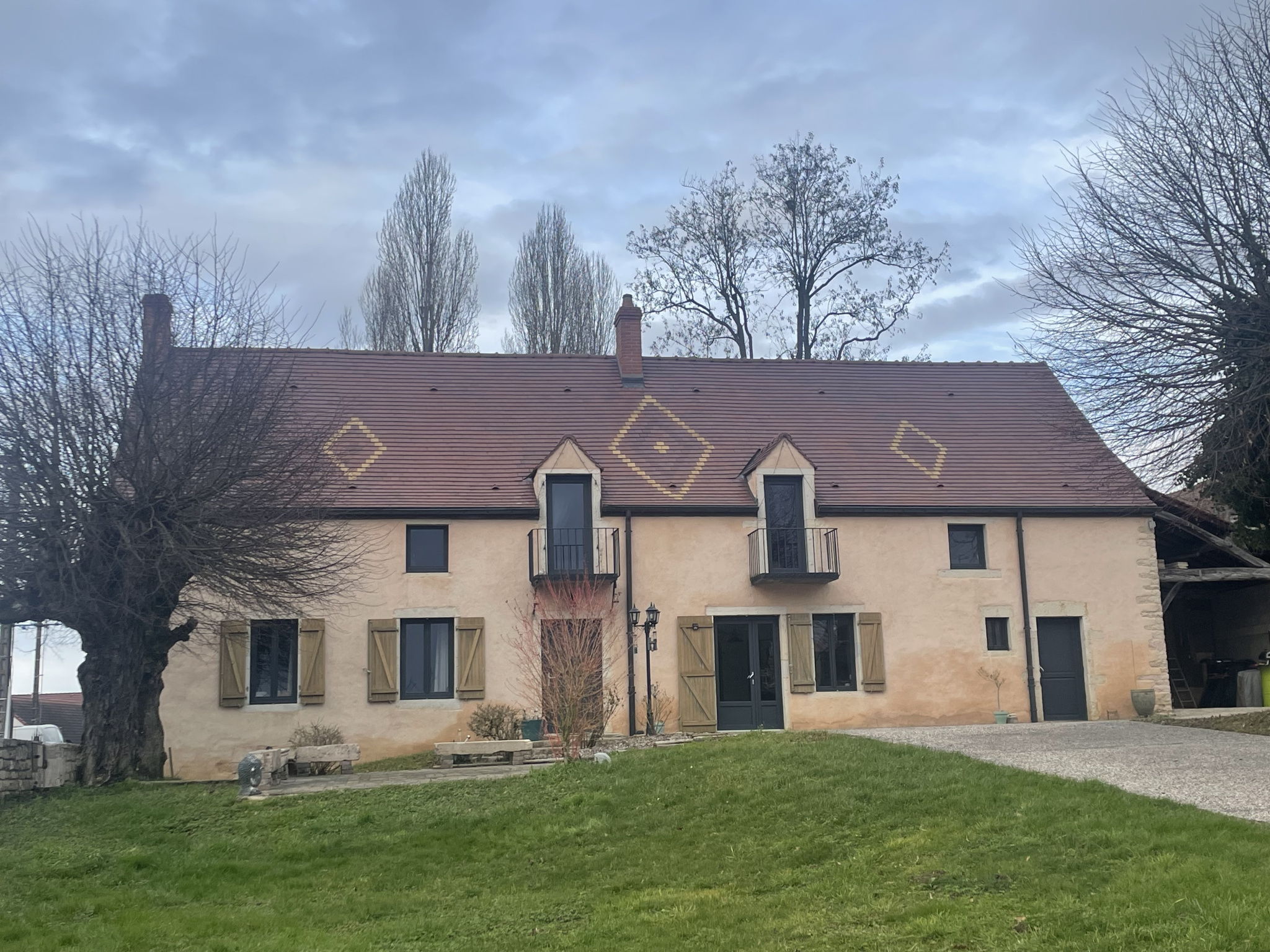 À VENDRE ANCIENNE PROPRIETE DE CHARME AU CALME GERLAND PROC