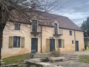  À VENDRE ANCIENNE PROPRIETE DE CHARME AU CALME GERLAND PROC