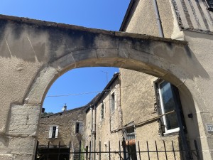  A VENDRE Maison et dépendances  en pierre à rénover à CHAMB