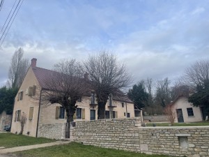 À VENDRE ANCIENNE PROPRIETE DE CHARME AU CALME GERLAND PROC