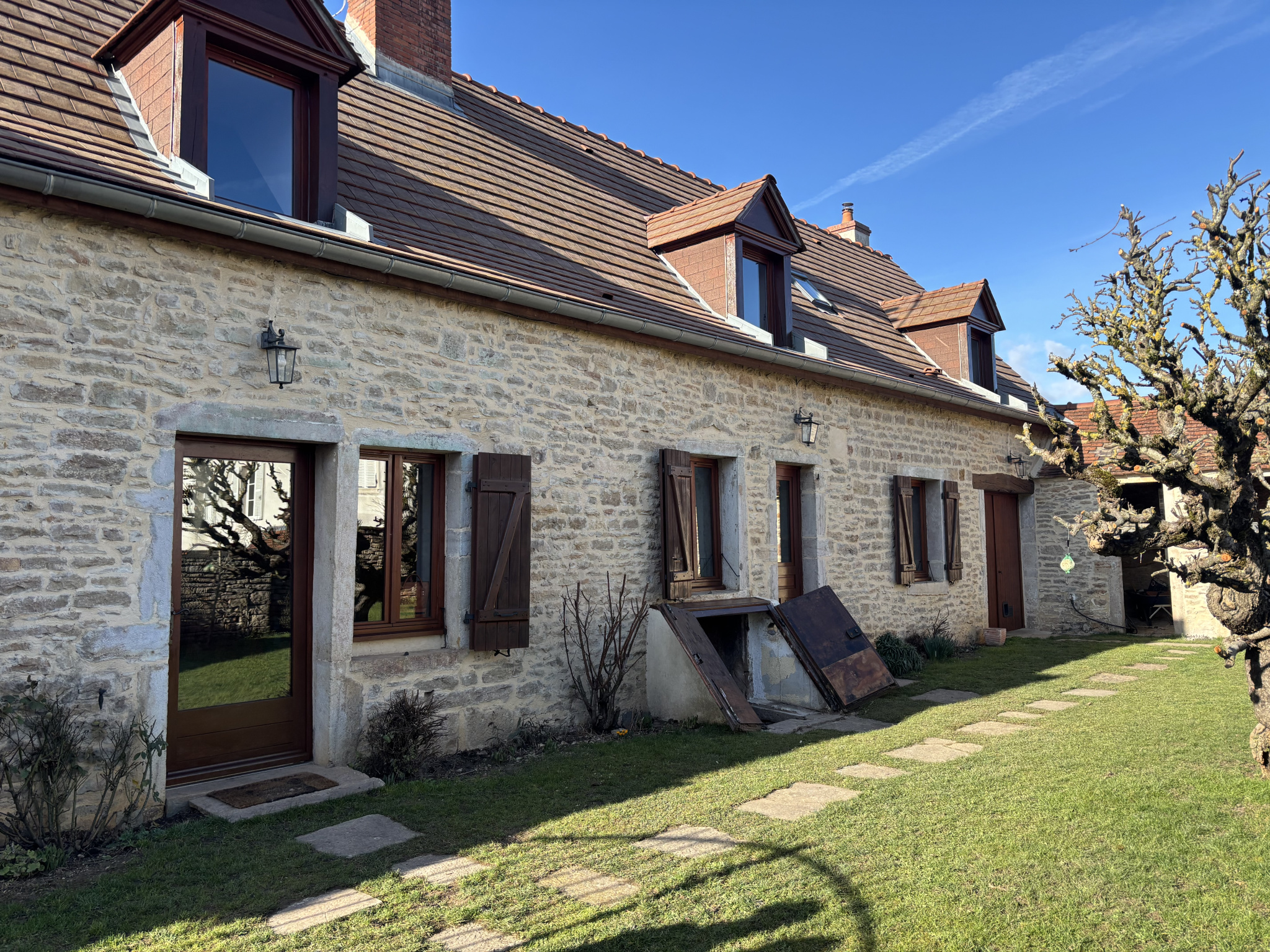 A VENDRE GEVREY CHAMBERTIN (15 KMS Dijon Sud Cote des Vins -