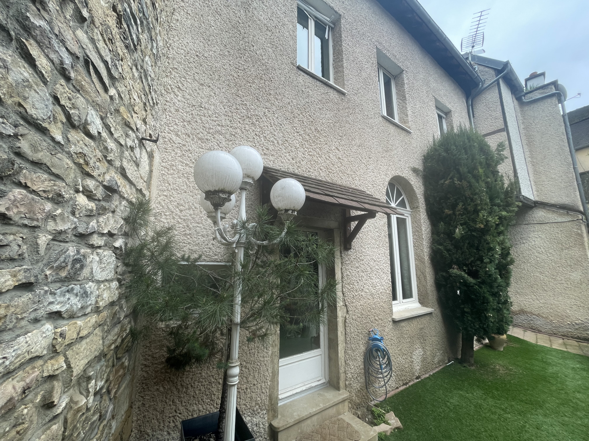 A VENDRE Centre-Ville NUITS ST GEORGES maison avec cour priv