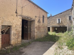  A VENDRE Maison et dépendances  en pierre à rénover à CHAMB
