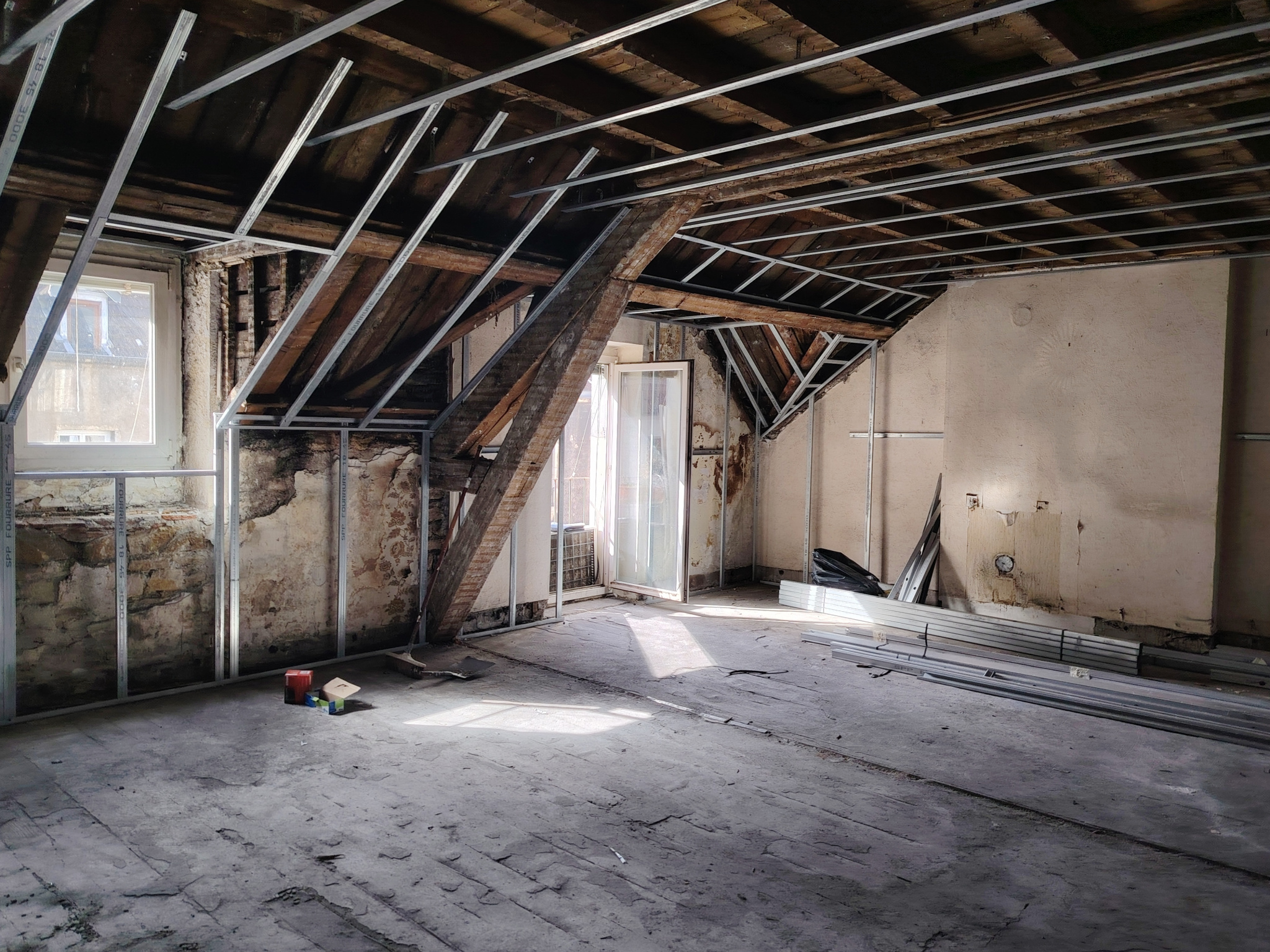 A VENDRE - DIJON CENTRE PLACE SAINT BENIGNE - Plateau de 81