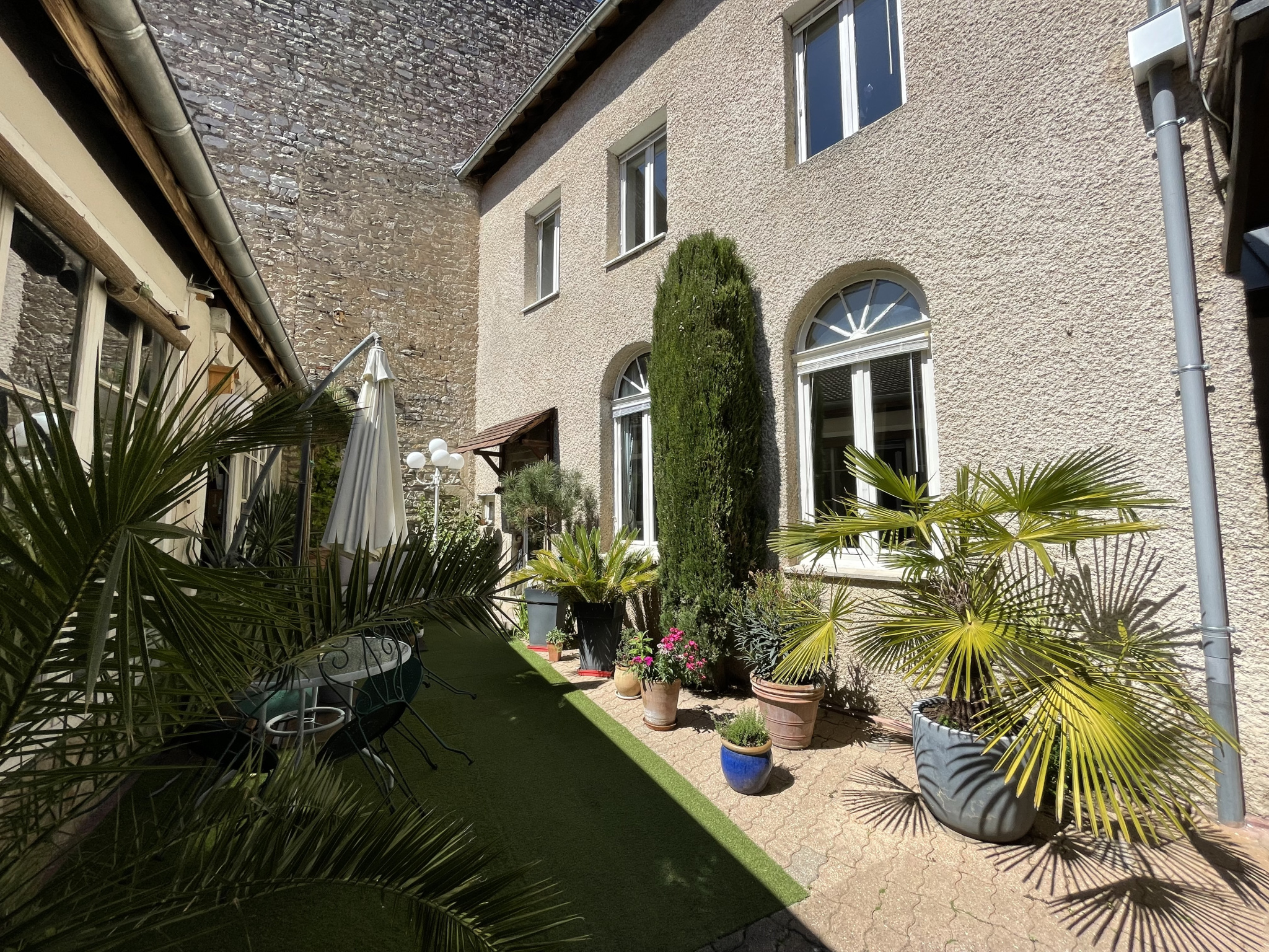 A VENDRE Centre-Ville NUITS ST GEORGES maison avec cour priv