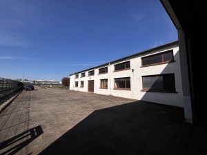 A VENDRE ENTREPOT DE 1000M2 AVEC MAISON D HABITATION ZONE