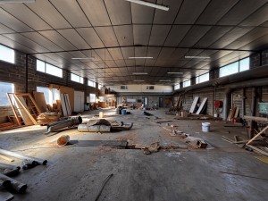 A VENDRE ENTREPOT DE 1000M2 AVEC MAISON D HABITATION ZONE