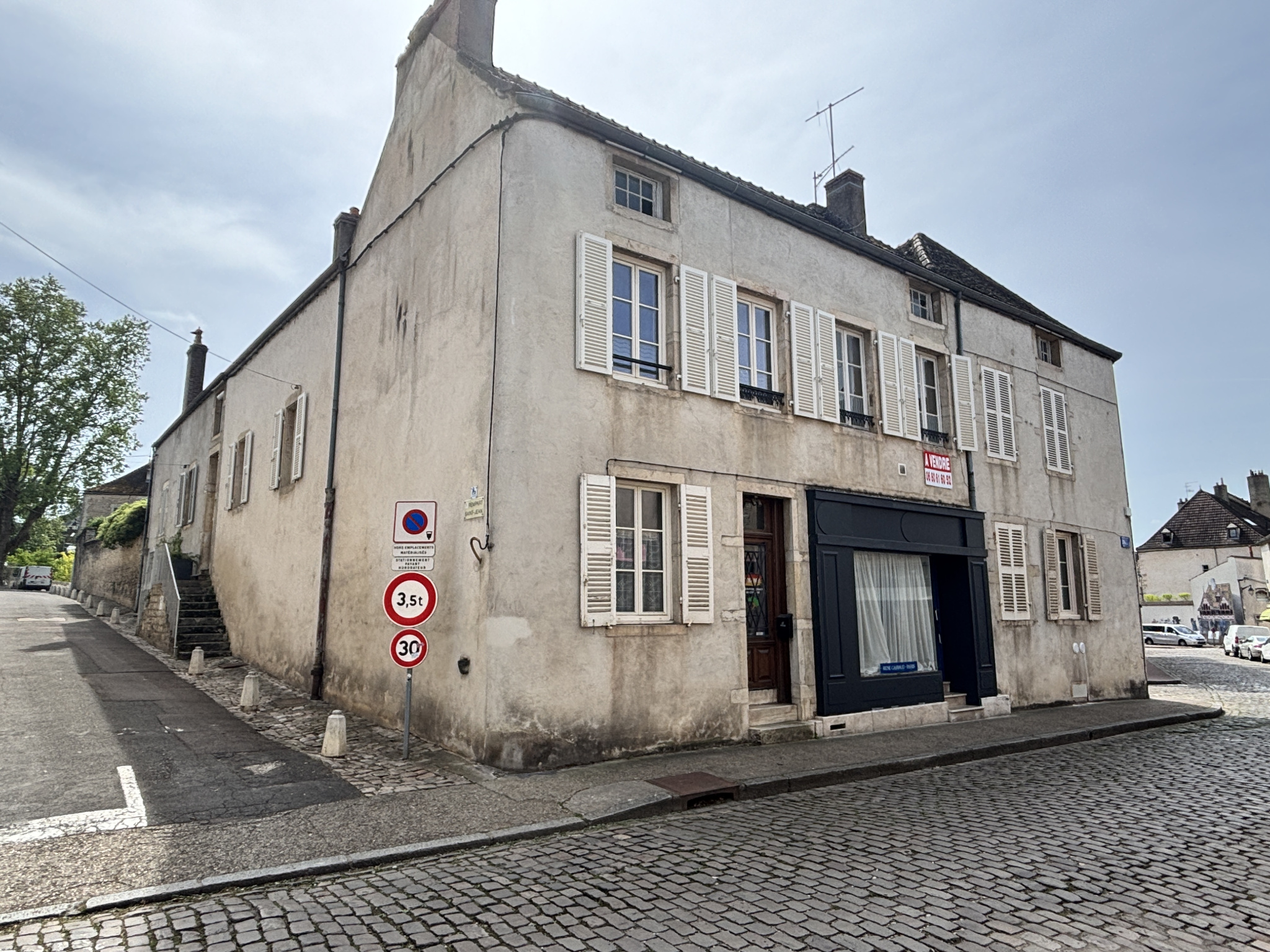 A VENDRE BEAUNE CENTRE HISTORIQUE APPARTEMENT TYPE 4 A RENOV