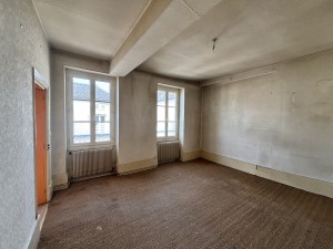 A VENDRE BEAUNE CENTRE HISTORIQUE APPARTEMENT TYPE 4 A RENOV