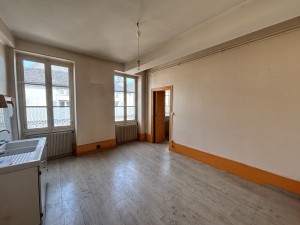 A VENDRE BEAUNE CENTRE HISTORIQUE APPARTEMENT TYPE 4 A RENOV