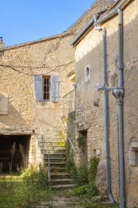 A VENDRE Maison et dépendances en pierre à rénover à CHAMB