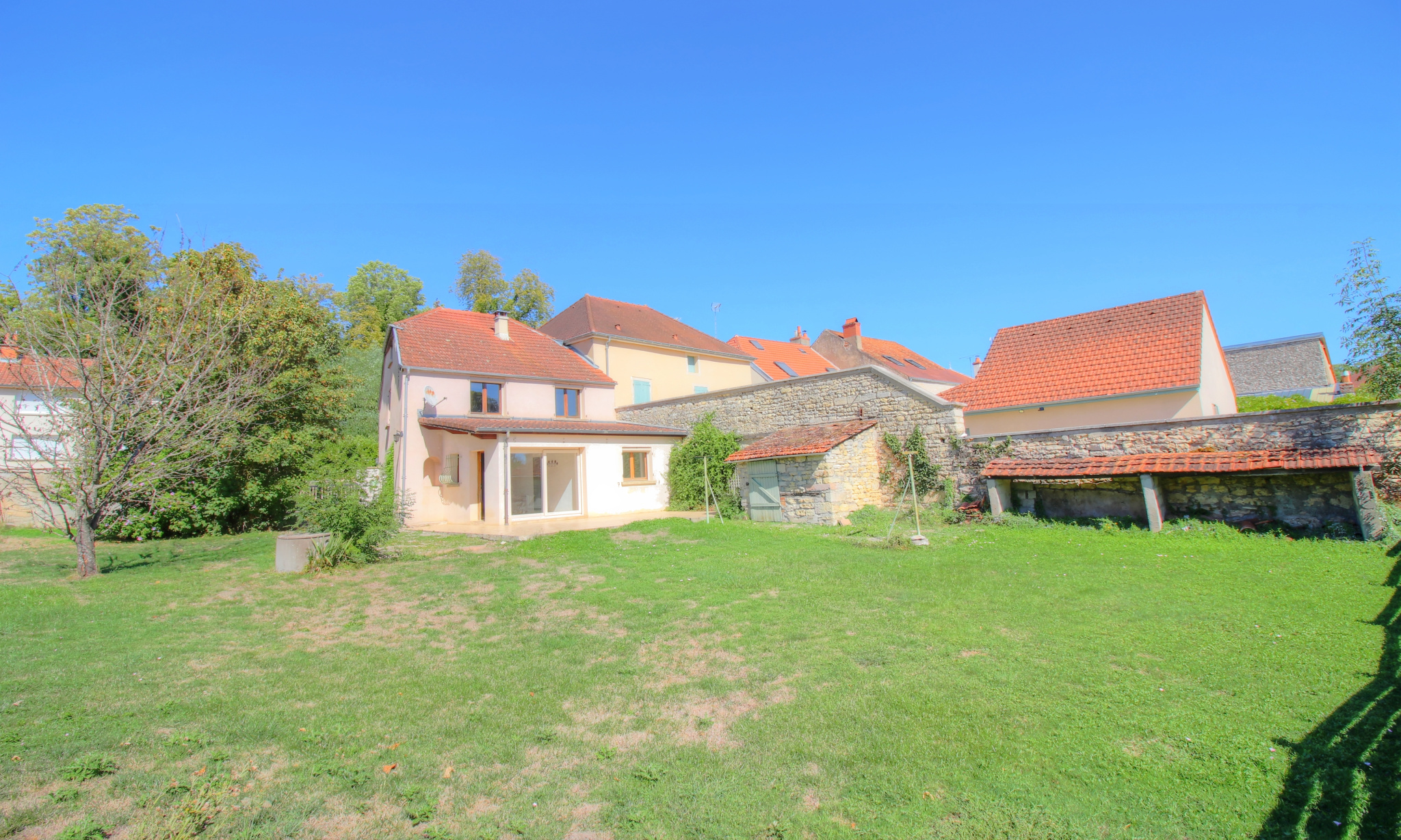 A VENDRE MIREBEAU-SUR-BEZE : Maison 7 pièces et jardin