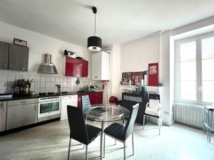 A VENDRE AUXONNE LOCAL COMMERCIAL AVEC APPARTEMENT