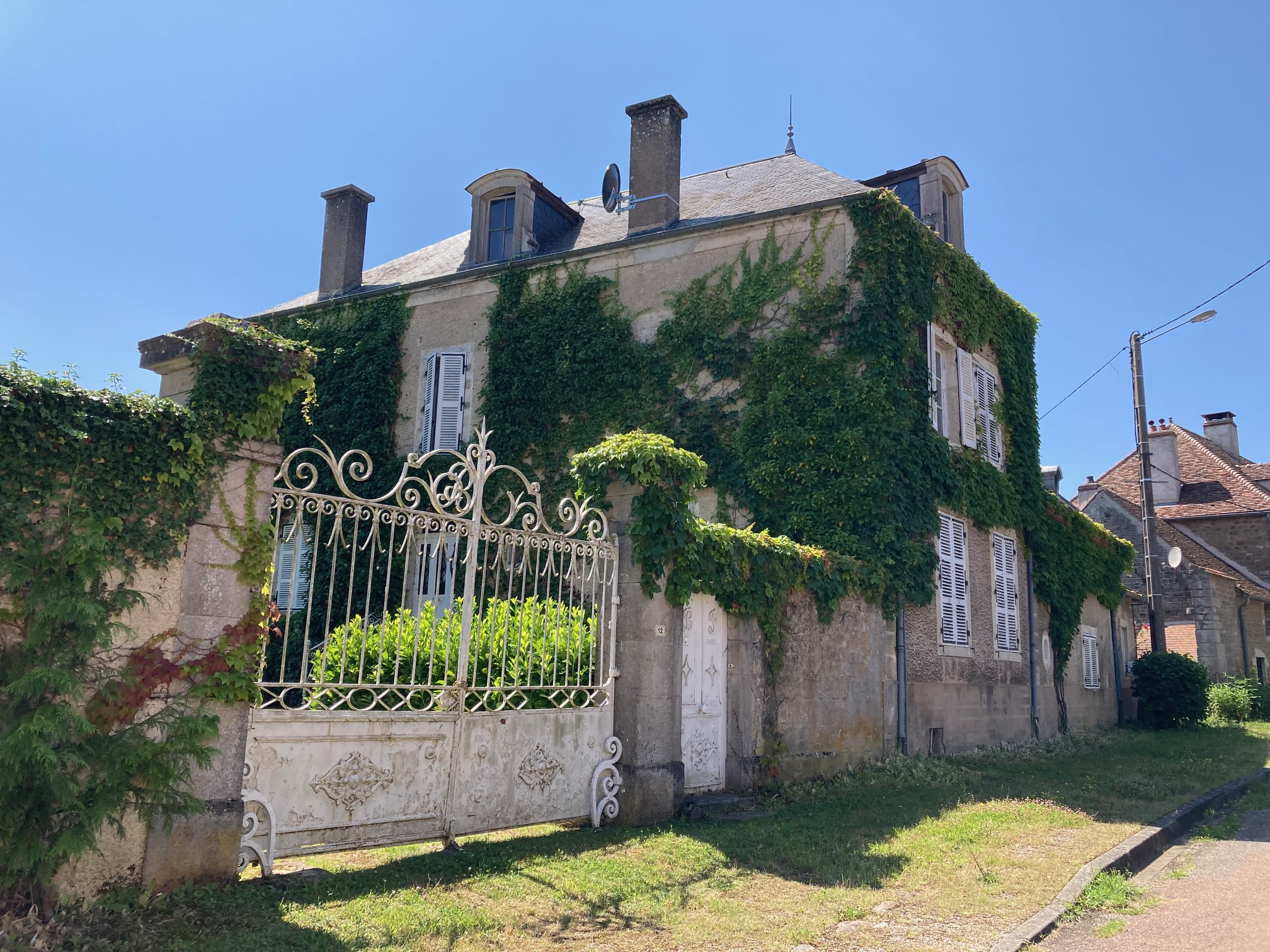 A VENDRE PROPRIETE DE 211M2 à IVRY EN MONTAGNE VAL-MONT 25 K