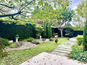 A VENDRE A BEAUNE PROCHE CENTRE VILLE MAISON DE 200M2