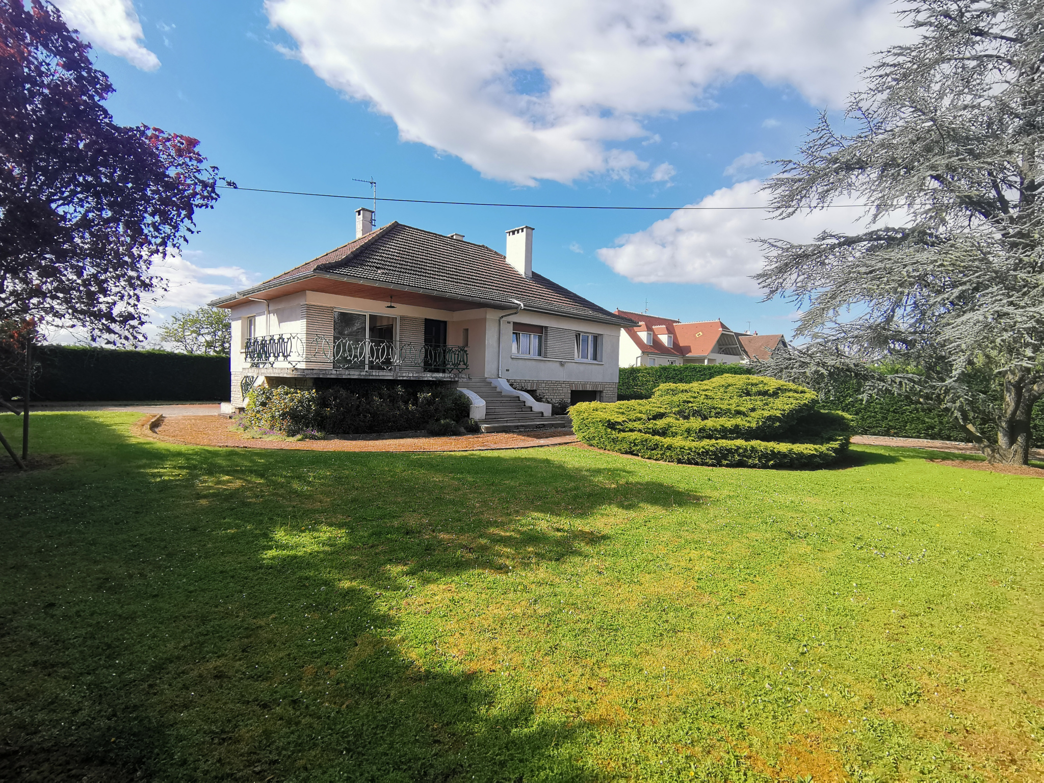  A VENDRE - MAISON de 135 m2 à SAULON-LA-CHAPELLE