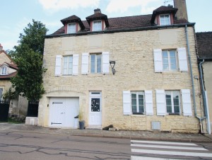 A VENDRE A MERCUREY (71) MAISON ANCIENNE de 200m2 avec gîte.