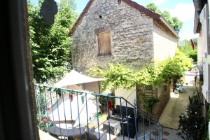 A VENDRE A MERCUREY (71) MAISON ANCIENNE de 200m2 avec gîte.